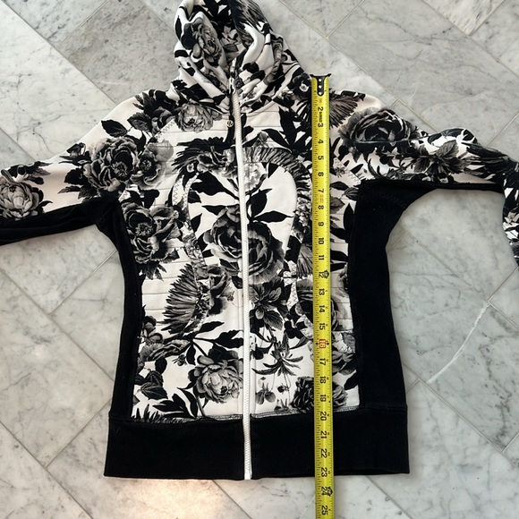 Lulu lemon sweater - Picture 11 of 11